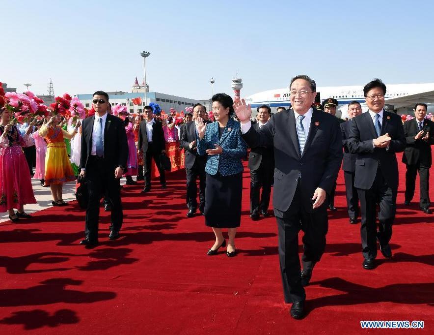 Central officials arrive in Xinjiang for 60th anniversary of autonomy(1/4)