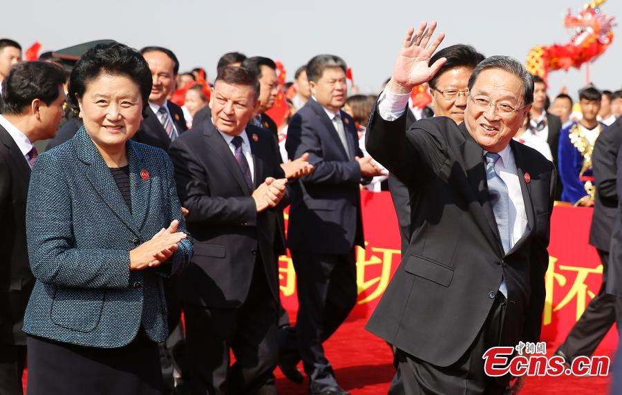 Central officials arrive in Xinjiang for 60th anniversary of autonomy(1/2)