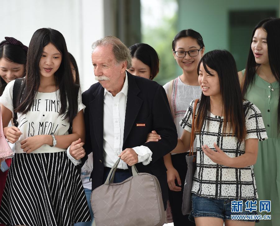 Professor resembling Einstein becomes popular online (1/5)