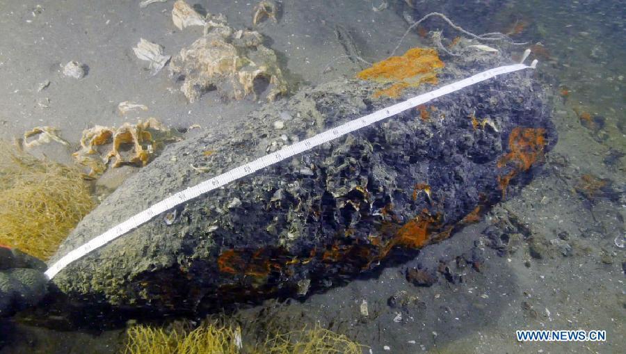 Chinese archeological team salvages more than 100 items from wreck(1/4)