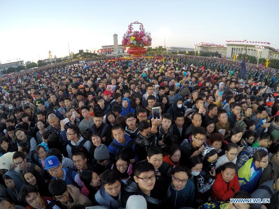 National flag-raising ceremony held at Tiananmen Square on National Day(1/6)