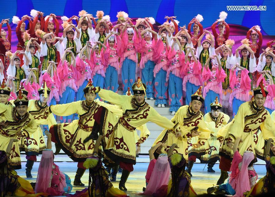Gala celebrating 60th anniv. of autonomy of Xinjiang held in Urumqi(2/5)