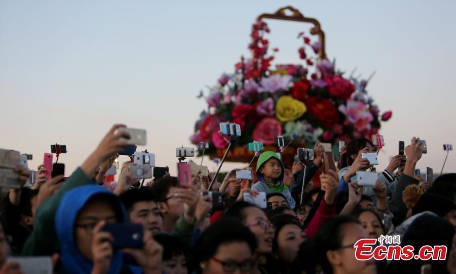 National flag-raising ceremony held at Tian'anmen Square on National Day(1/2)