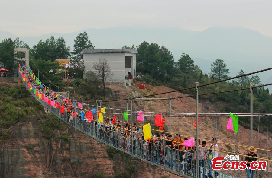 Visitors capped at first glass bridge(1/4)