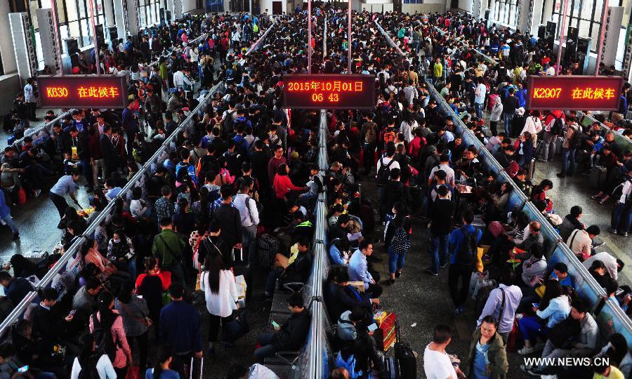 China sees record number of tourists during Golden Week(1/6)