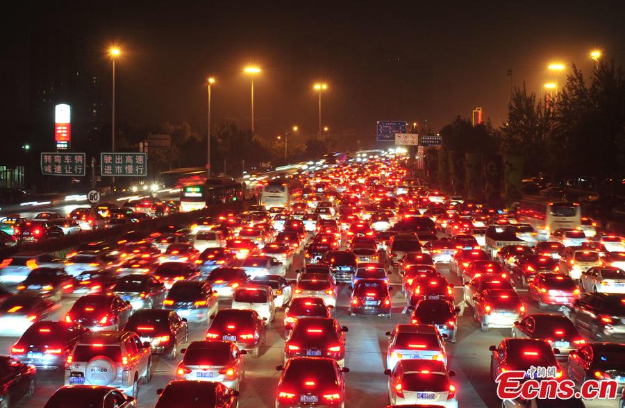 High way gets traffic jam by return rush in China (1/1)