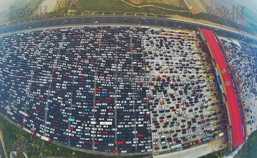 Heavy traffic turns expressway into huge parking lot (1/5)