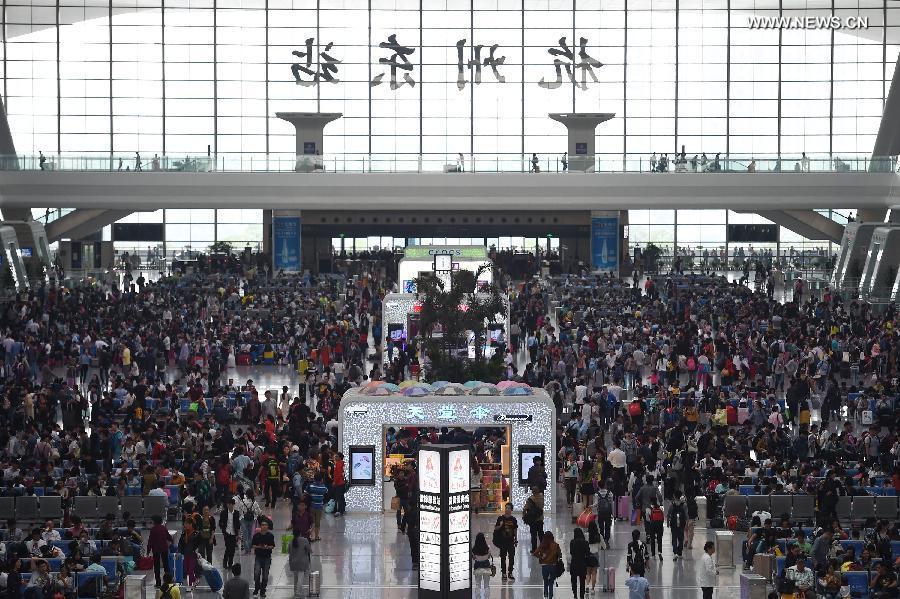 Travel peak seen across China on last day of National Day holidays(1/8)