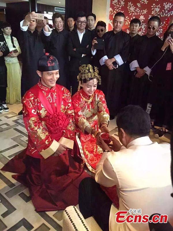 Movie stars Huang Xiaoming and Angelababy get married(1/1)