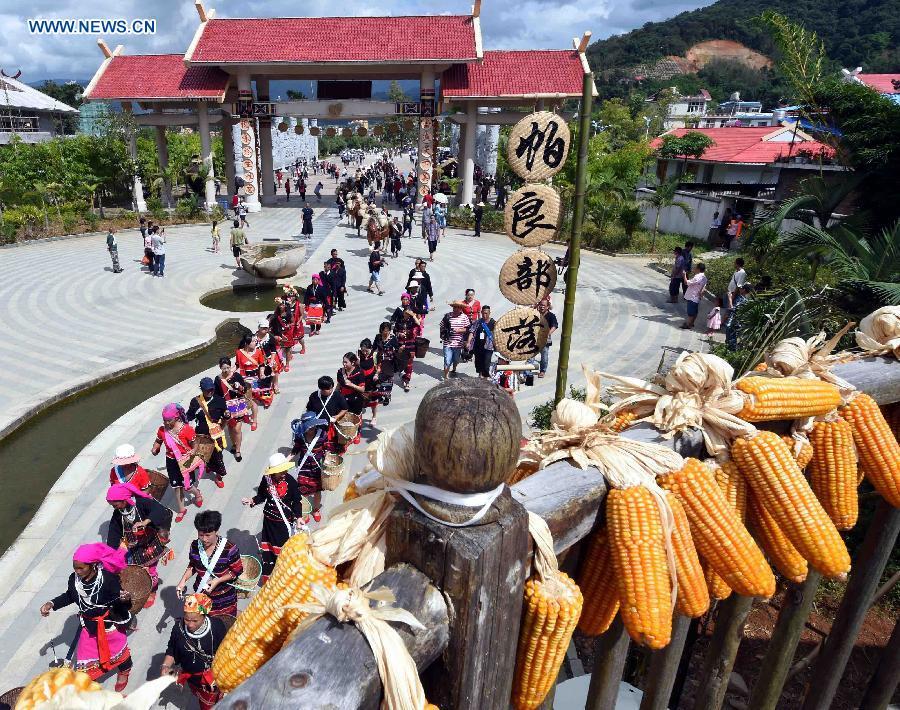 Wa ethnic people celebrate 'New rice' festival in Yunnan(1/10)
