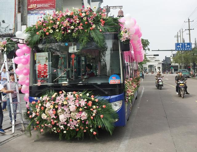Transforming bus into wedding car, a low carbon consumption pattern(1/4)
