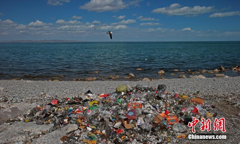 Qinghai Lake beach 'overwhelmed' by holiday trash (1/6)