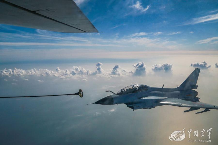 China air force refuels warplanes in the sky(1/7)