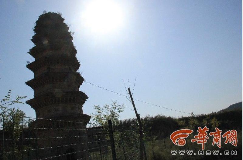 Leaning pagoda hooked by steel cable(1/6)