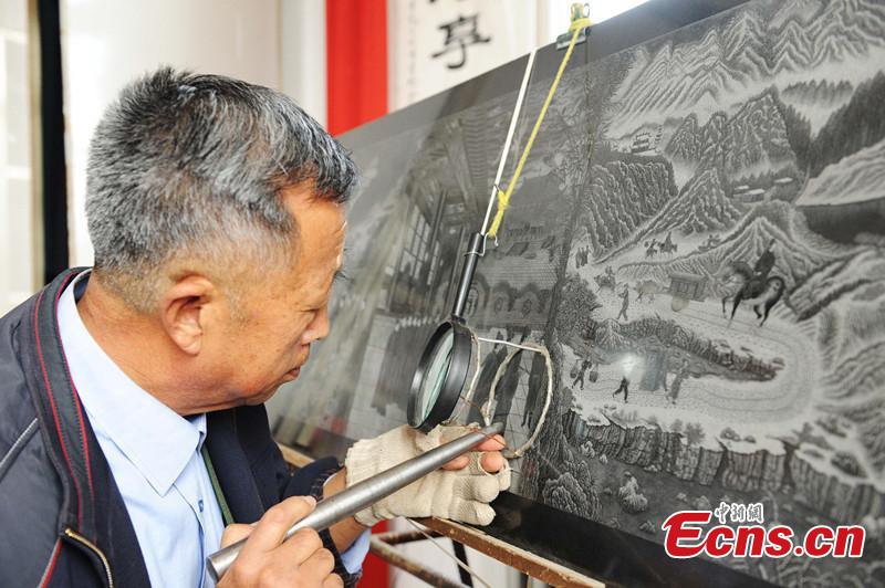 Chinese farmer stipples 'The Dream of Red Mansions' on stone(1/1)