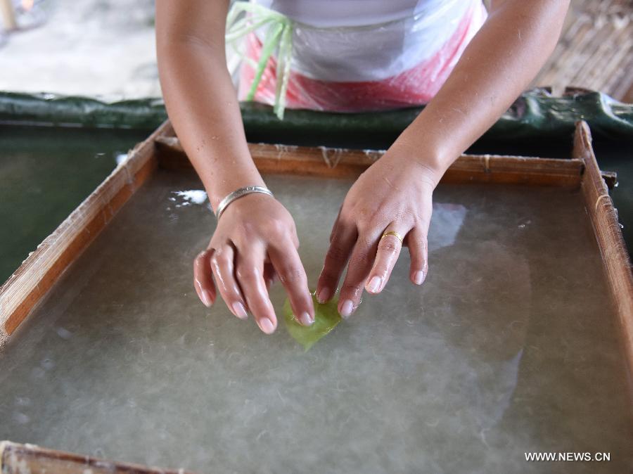 Dai ethnic group's time-honored paper-making skill(1/8)
