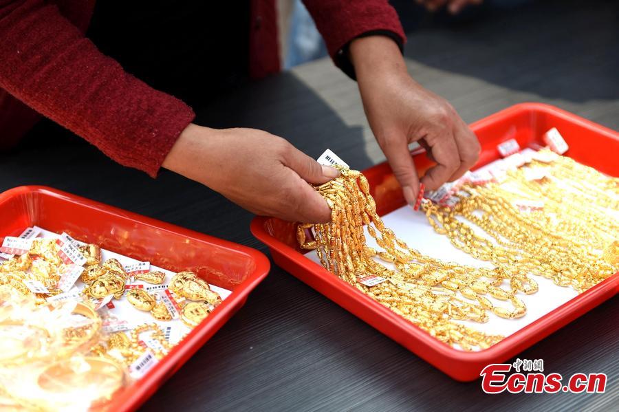 Stolen jewelry worth 80,000 yuan seized and returned to store (1/4)