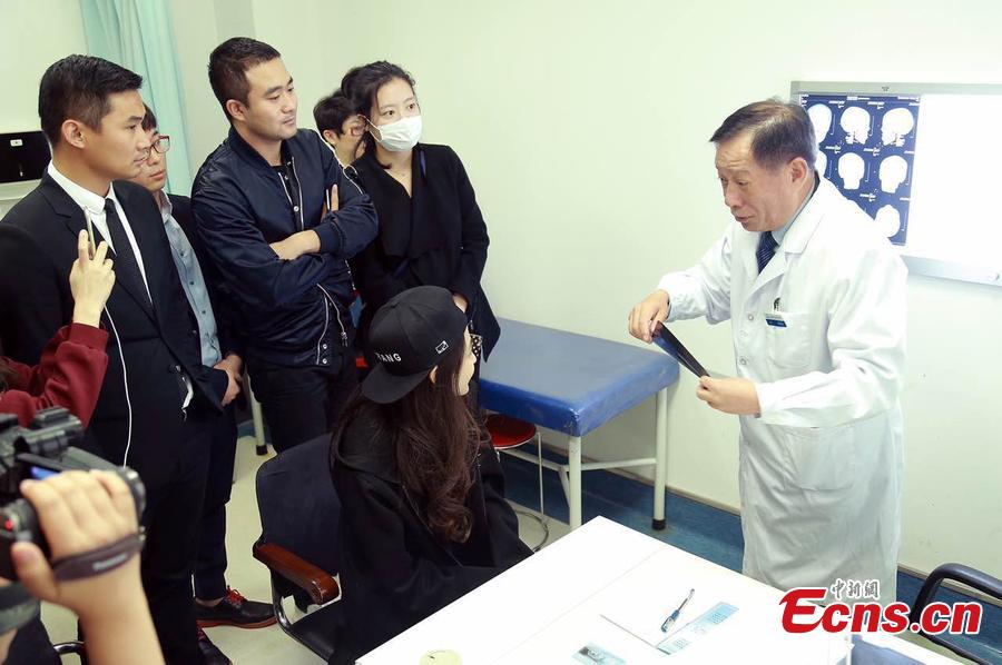 Actress fights plastic surgery rumor with medical exam (1/5)