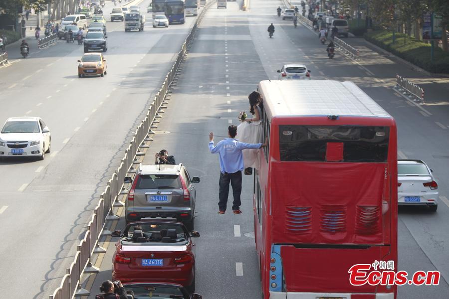 ‘Floating wedding’ wows crowds in C china city(1/5)