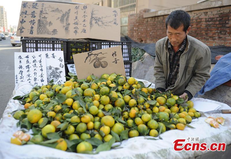 Vendor draws fruits to attract customers(1/1)