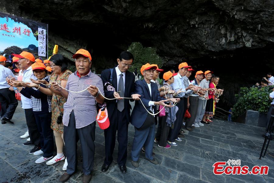 Super long noodle made to mark Double Ninth Festival(1/3)