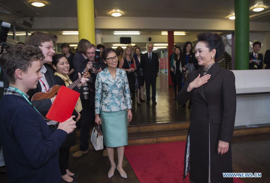 Peng Liyuan visits Fortismere School in London(1/5)