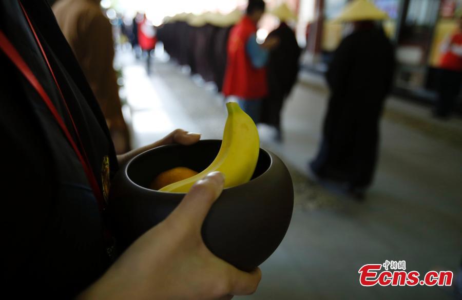 Buddhist devotees go in search of spiritual balance on retreat(1/9)