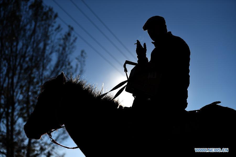 Frontier guards volunteer to deliver mails to rural communities in Xinjiang(1/8)