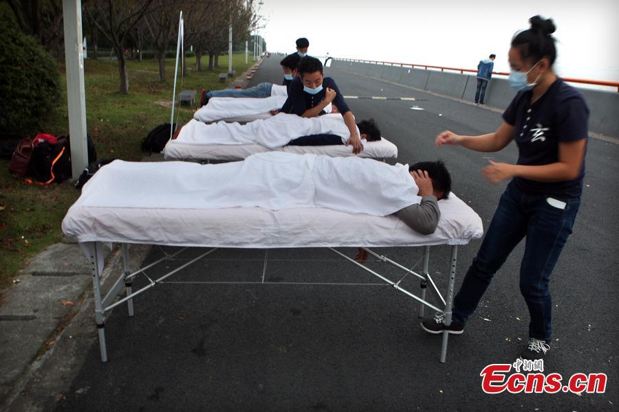 Enjoy massage on your way to work (1/3)