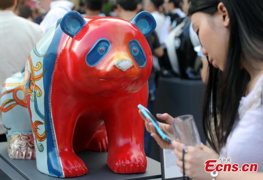 Colorful panda statues draw crowds in Hong Kong (1/4)