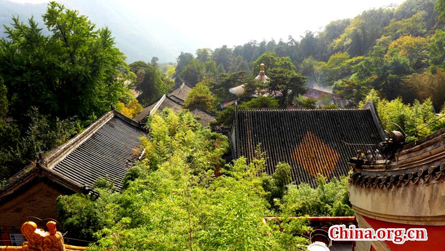 Colorful autumn scenery of Tanzhe Temple(1/8)