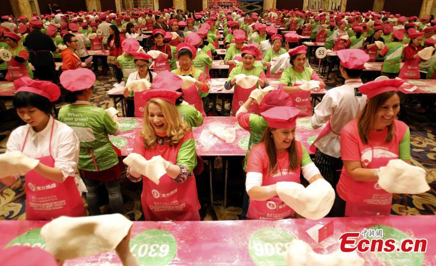 Pizza lovers in Shanghai set new Guinness record (1/4)