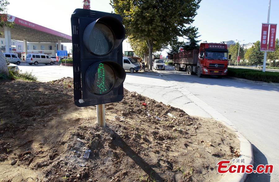 Ultra-mini signal lighting pole seen in C China city(1/3)