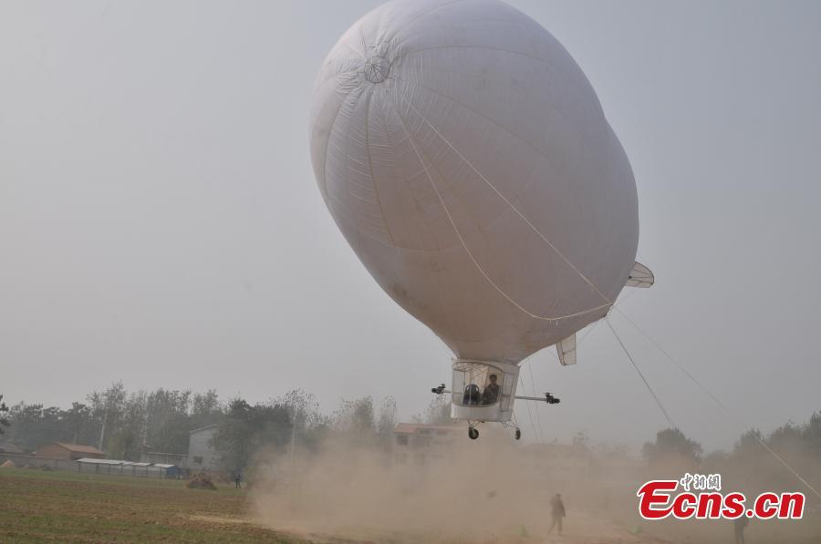 Self-made airship takes off in C China city (1/4)