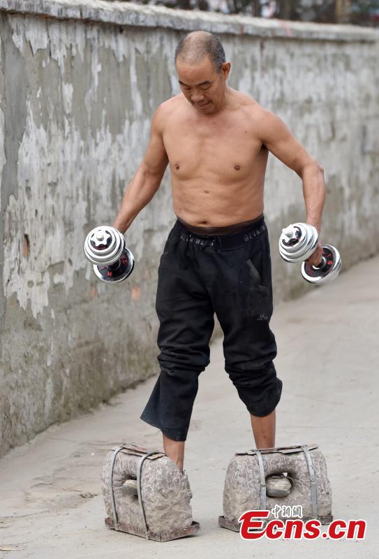 Man wears 'stone shoes' to exercise (1/4)