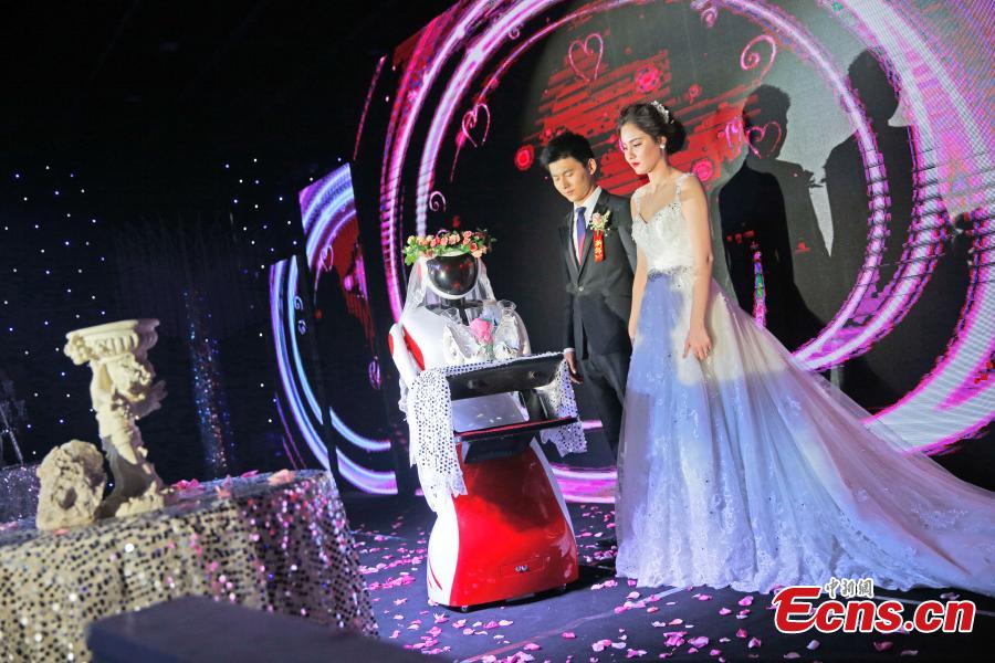 Robotic bridesmaid witnesses wedding in Tianjin (1/4)
