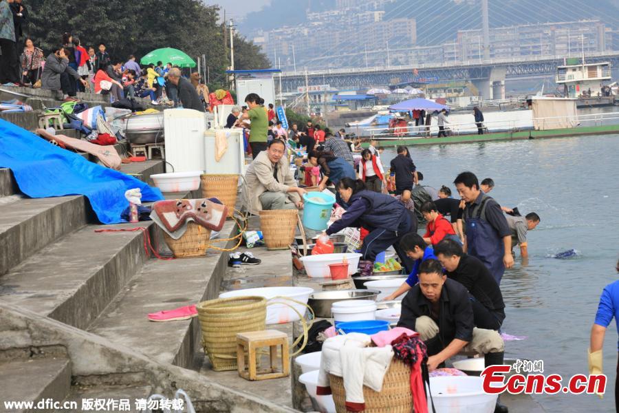Do laundry and enjoy scenery at Three Gorges reservoir area(1/4)