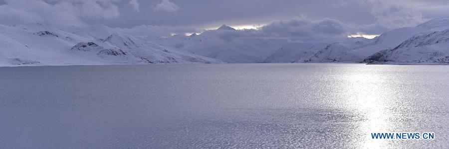 Snow scenery of Yamdrok Lake in Tibet(1/8)