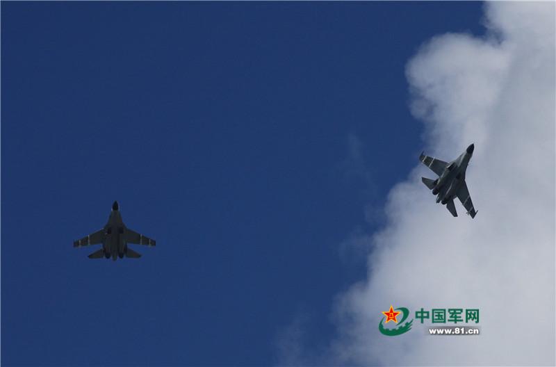 Naval aviation J-11 fighters conduct flight training(1/4)