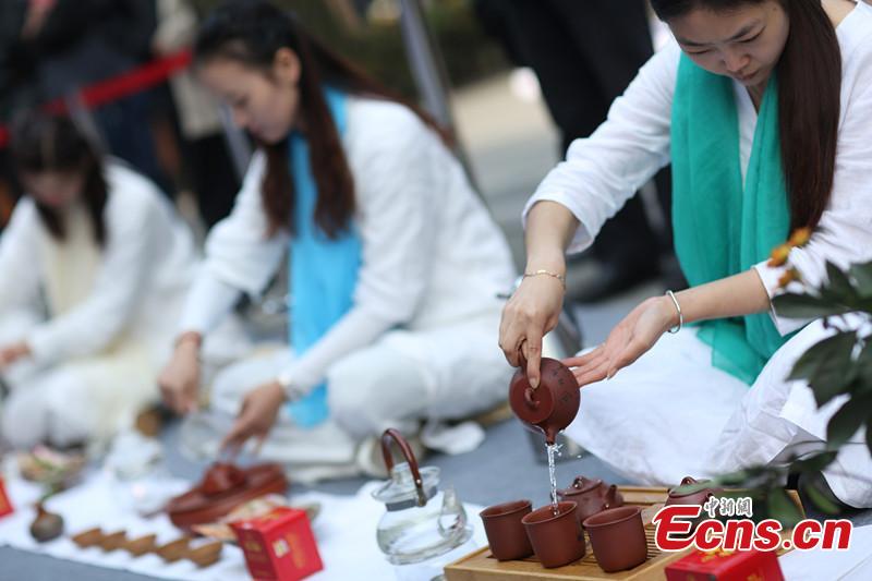 Beautiful tea specialists perform in Tea Culture Week(1/1)