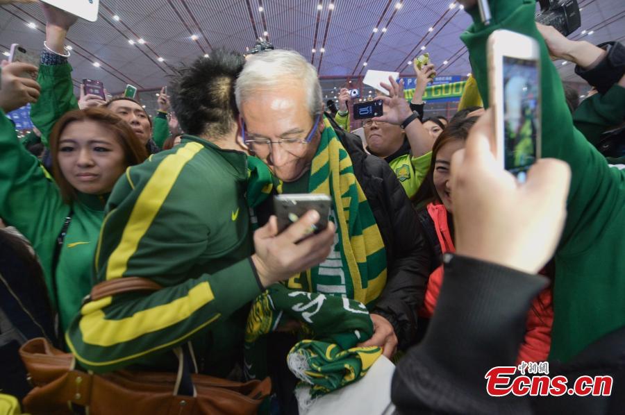 Fans see Gregorio Manzano off at Beijing airport(1/3)