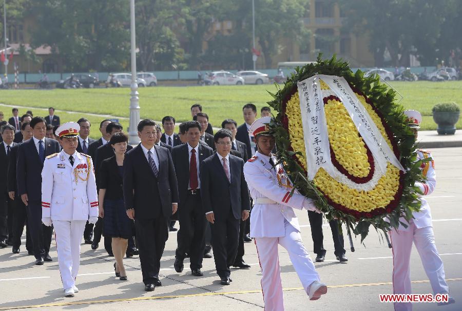President Xi attends wreath laying ceremony in Hanoi(1/2)