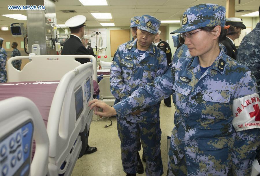 Medical staff of China's naval hospital ship visit U.S. naval hospital ship(1/4)