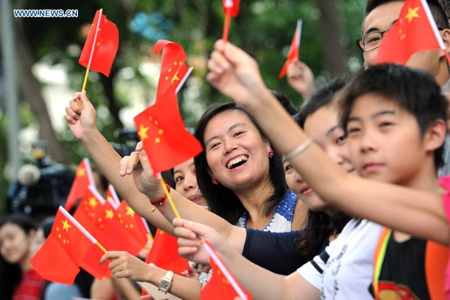 Overseas Chinese wait for President Xi at China Cultural Center in Singapore(1/3)