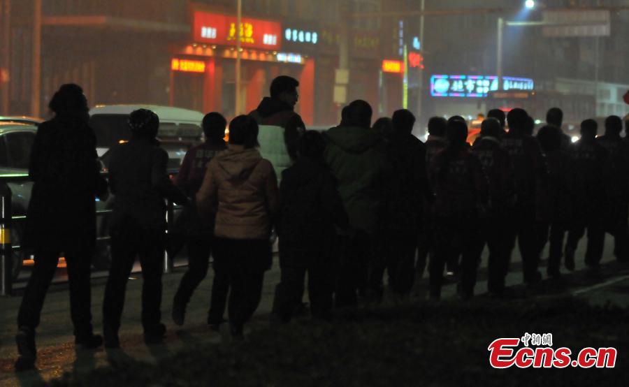 Residents do brisk walking despite smog(1/4)