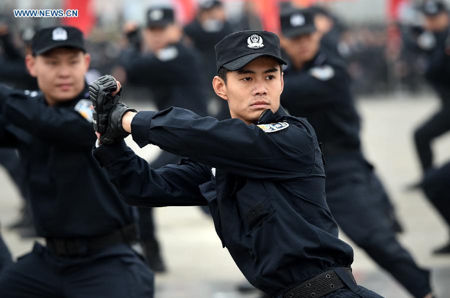 SWAT team members participate in drill in Zhengzhou(1/8)