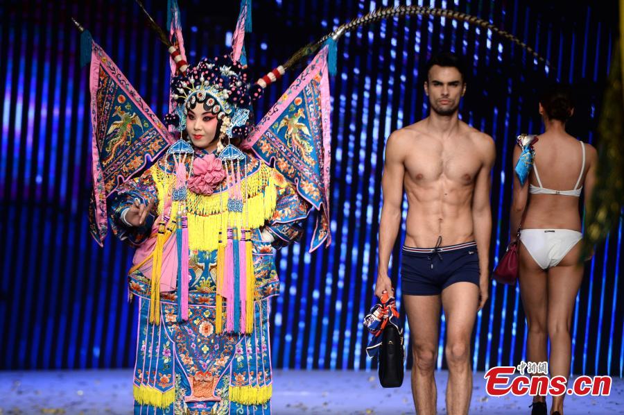 Fashion show mixes Peking Opera with luxury(1/4)