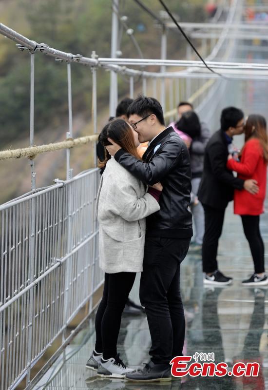 Couples kiss on glass bridge to bid farewell to singlehood(1/4)