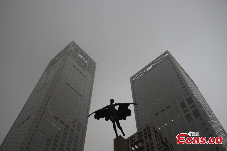 Smog cloaks Beijing(1/2)
