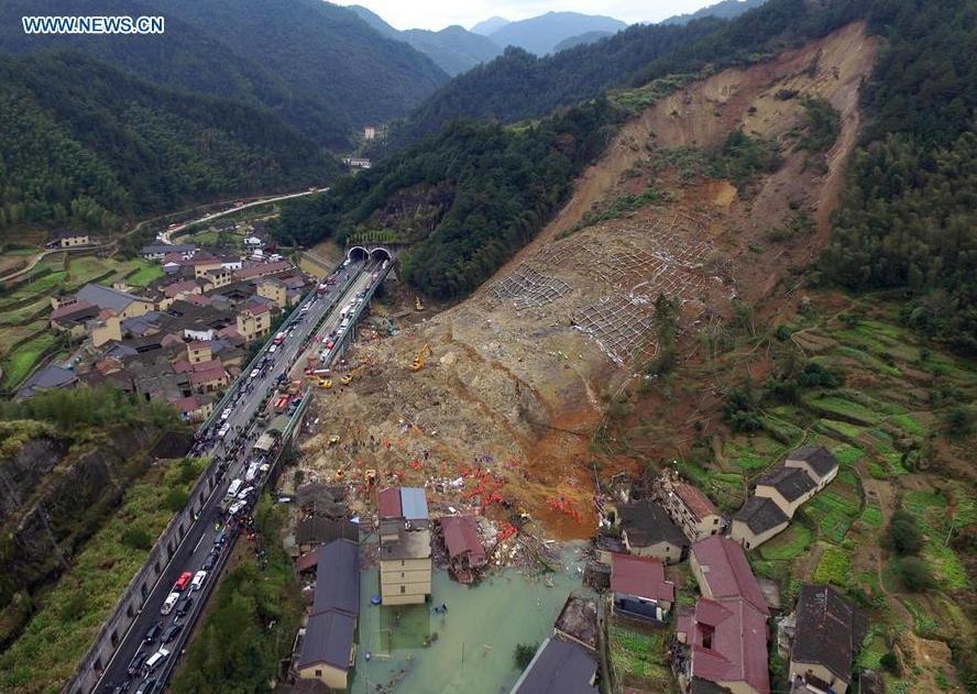 Death toll rises to 9 in east China landslide(1/5)